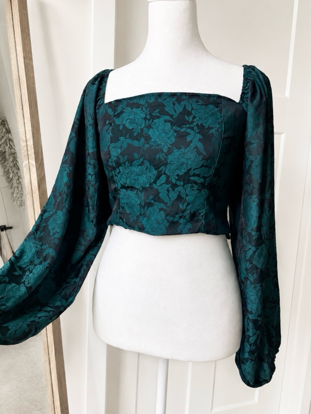 NWT Lulu's Emerald Green Floral Puff-Sleeve Lace-Up Crop Top